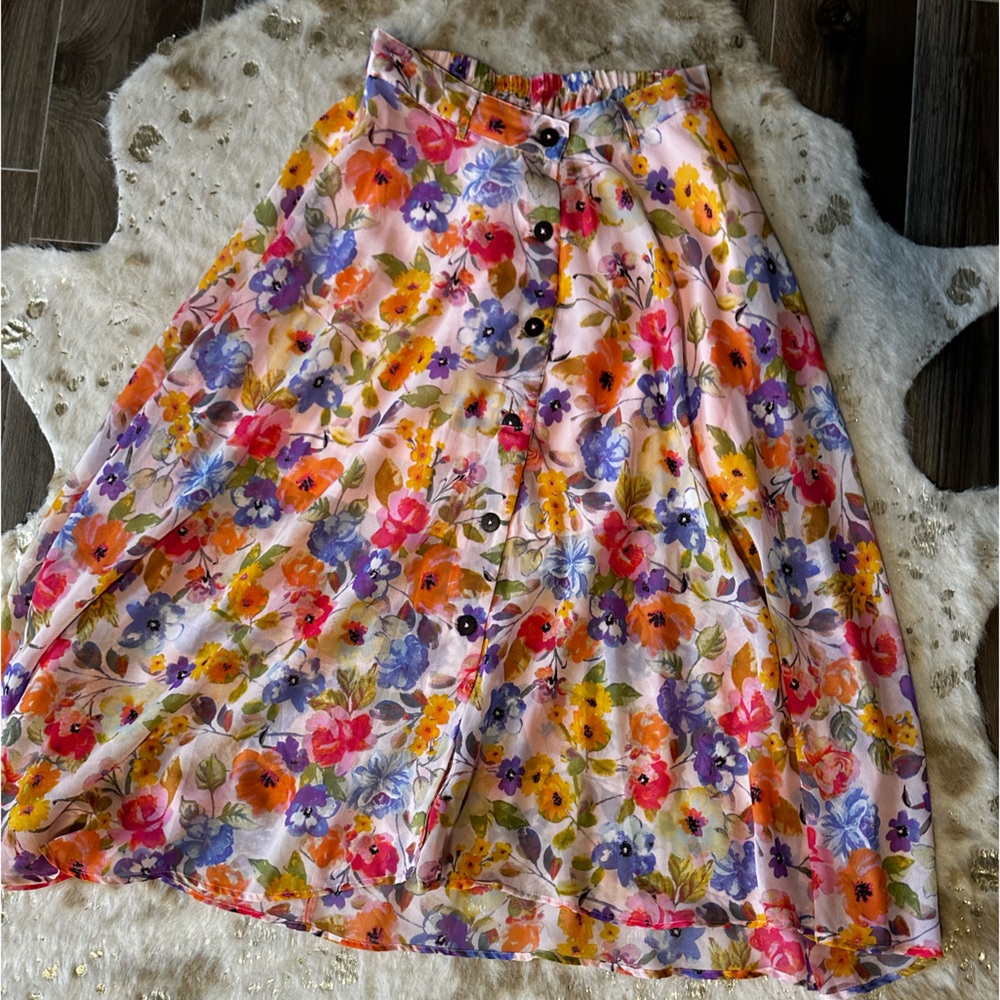 Floral skirt with buttons. Size medium